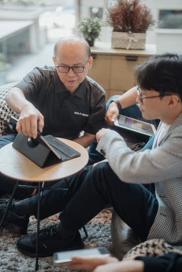 Engineering group discussion on an ipad